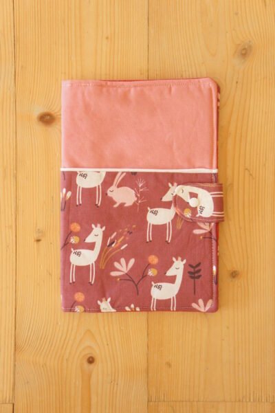 Protège carnet de santé biche rose